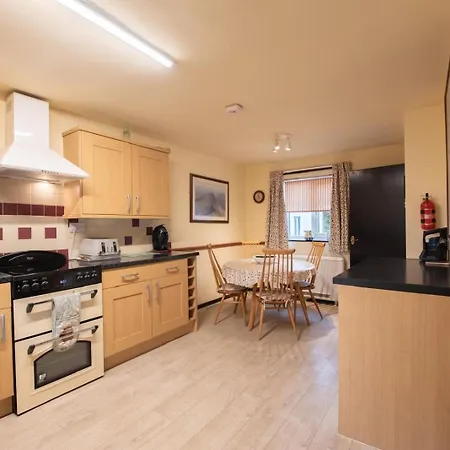 Beck Cottage, Within Walking Distance Of The Lake, Shops, Pubs & Restaurants Of بيت للعطل